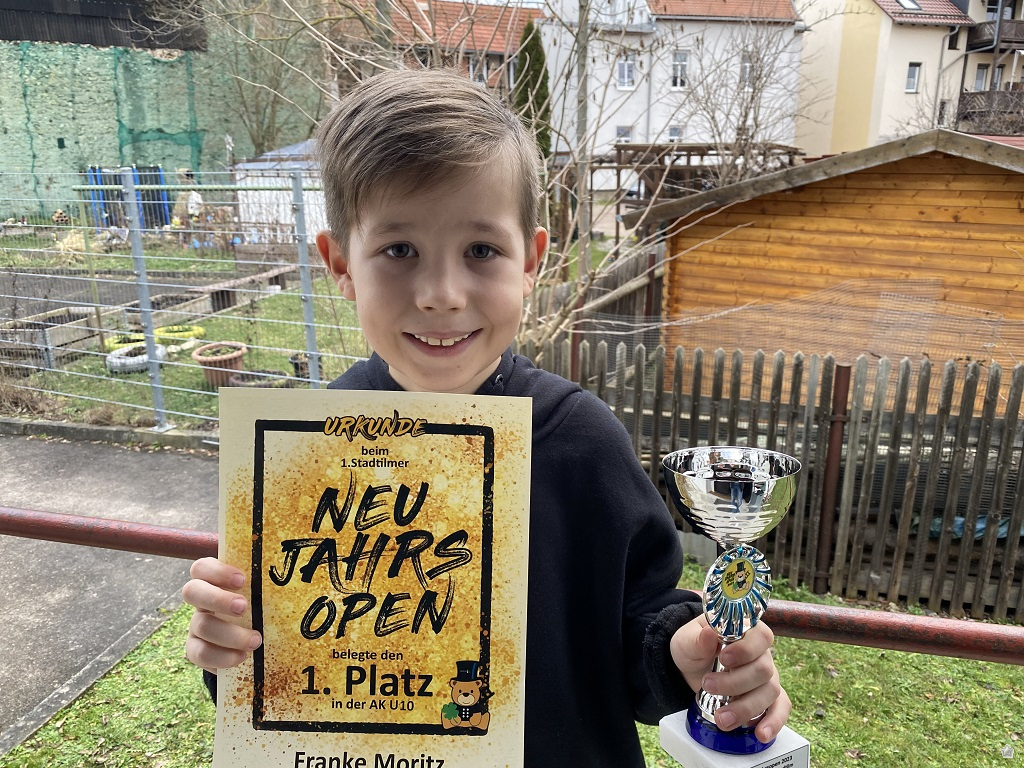 Moritz mit Siegerpokal