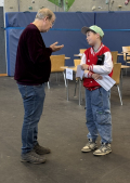 Trainer Jochen Terhorst bei der Manöverkritik mit Moritz Franke, Vierter der Altersklasse U12